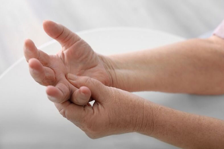 El dolor en las manos y los dedos es un síntoma común de la osteocondrosis cervical. 