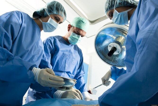 El proceso de realizar una cirugía en una articulación enferma. 