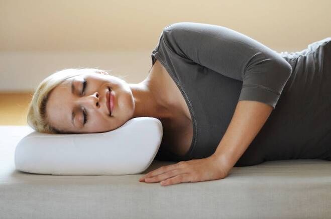 Duerme en la almohada ortopédica como prevención de la osteocondosis cervical