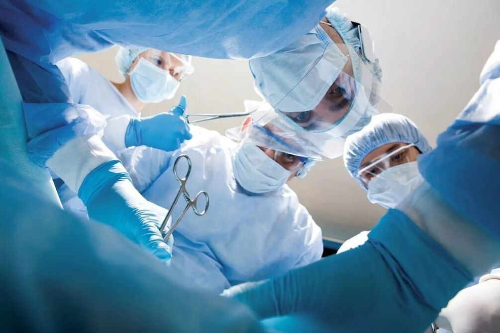 Para la osteocondrosis torácica complicada, se realiza cirugía.