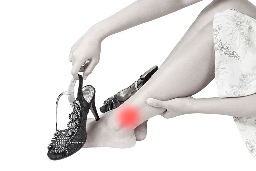 dolor en la articulación del tobillo debido a la osteoartritis